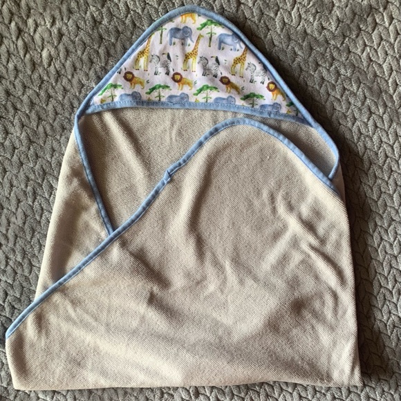 Baby Linen Lot; 4 Bibs, Hooded Towel, 3 Pack and play Sheets, 4 Burp Cloths - Picture 9 of 14